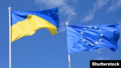 Флаги Украины и Европейского союза.