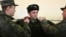 Российский резервист, призванный в ходе частичной мобилизации, примеряет бронежилет перед отправкой на войну, октябрь 2022 год
