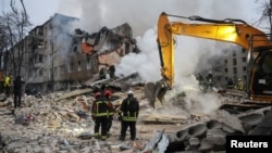 Загалом, за даними голови області, удар по місту пошкодив близько 20 будинків, автомобілі та заклад освіти