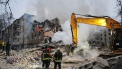 Російський удар балістичною ракетою у ніч проти 7 березня зруйнував під’їзд п’ятиповерхового житлового будинку в Київському районі Харкова. 10 людей загинули (серед них 2 дітей), ще 16 осіб були поранені, повідомили місцева влада та ДСНС