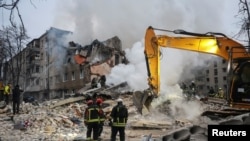 Харьковдогу орус ракетасы тийген беш кабаттуу үйдүн урандылары. 