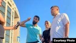 Алишер Сахатов (крайний слева) и другие туркменские активисты дают интервью турецким журналистам после жестокого избиения представителями дипкорпуса дипкорпуса Туркменистана. Стамбул, 2021 год.