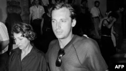 Ален Арсоні з сваёй маці Марынэт у 1985 годзе пасьля суду над карсыканскімі сэпаратысамі ў Ліёне