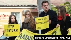 Șefii Amnesty International Moldova spun că tinerii care vin la evenimentele organizate de ei sunt voluntari