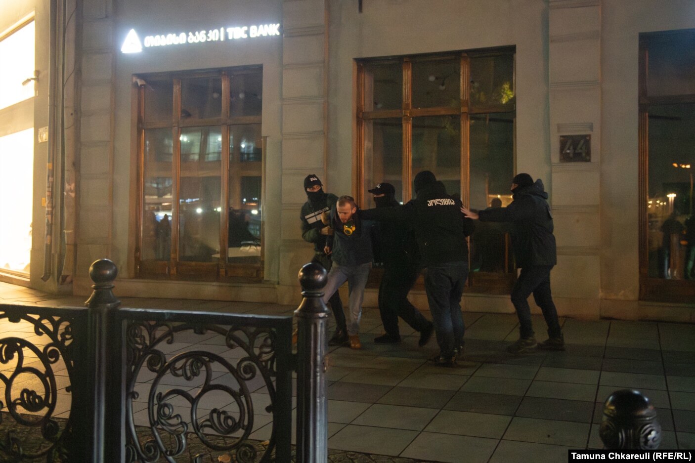 Një protestues i sulmuar nga policia në orët e hershme të 29 nëntorit.