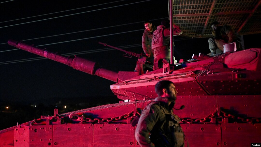 Soldații israelieni se adună lângă un vehicul militar după ce s-au întors din Liban, în urma unei încetări a focului între Israel și grupul Hezbollah, la granița Israelului cu Libanul. 11 decembrie 2024.
