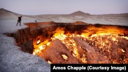 2012-ci ilin iyulunda "Darvaza" kraterində yanan qaz
