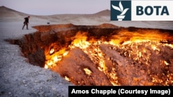 Krateri Darvaza i fotografuar më 2012.