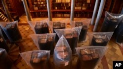 თაროებზე ხელახლა განთავსებამდე, თითოეული წიგნი ინდივიდუალურად შემოწმდება და მტვერსასრუტით გაიწმინდება. 