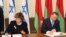 Міністар замежных спраў Беларусі Ўладзімер Макей і міністар абсорбцыі Ізраіля Софа Ландвэр падпісваюць пагадненьне аб адмене візаў для ўладальнікаў нацыянальных пашпартоў. Менск, 19 верасьня 2014 году