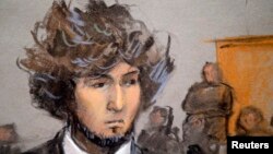 Джохар Царнаев, обвиняемый в причастности к взрывам в Бостоне, в зале суда.