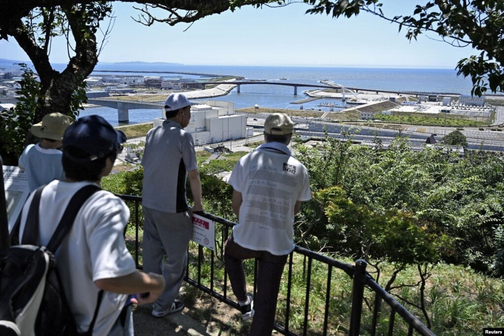 Njerëz të mbledhur në parkun Hijorijama vëzhgojnë zonën bregdetare pasi Japonia lëshoi një paralajmërim për evakuim, në qytetin Ishinomaki, më 30 korrik 2025.