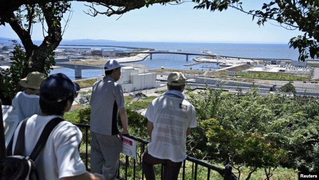 Njerëzit shikojnë zonën bregdetare nga Parku Hiyoriyama pas lëshimit të paralajmërimit për evakuim në Japoni. Kyodo/Reuters