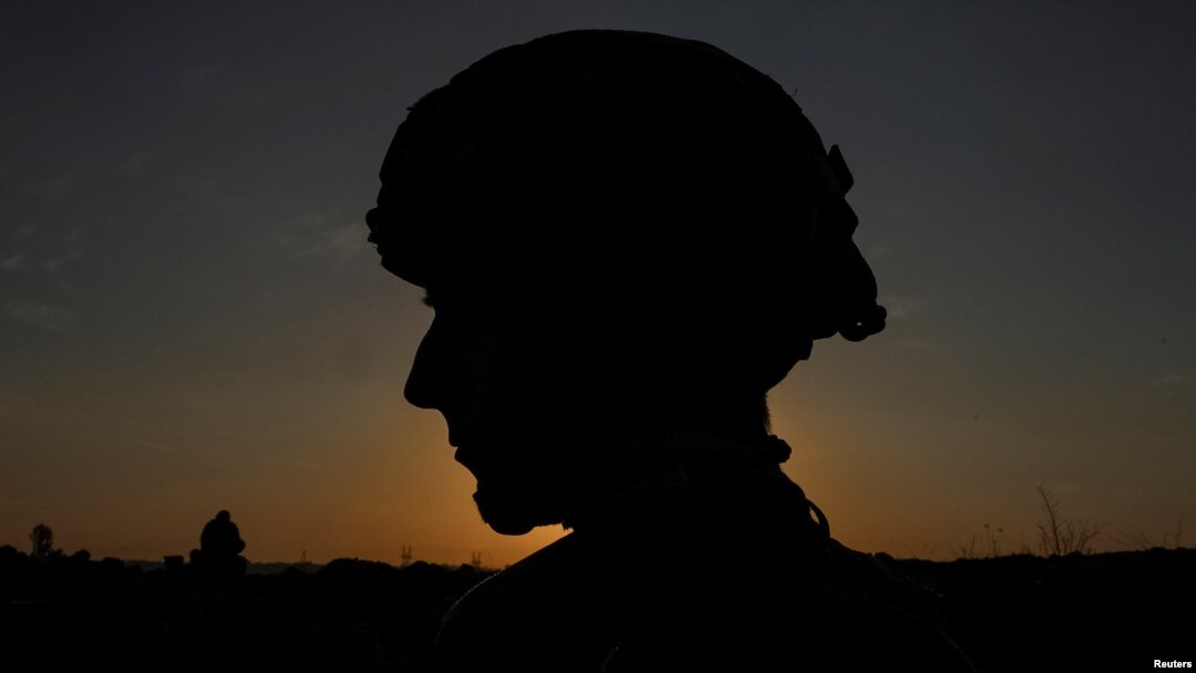 Un soldat din Brigada Mecanizată Separată Kholodniy Yar a 93-a a Forțelor Armate Ucrainene participă la o sesiune de antrenament lângă linia frontului în regiunea Donețk pe 10 octombrie.