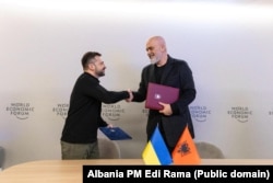 Președintele ucrainean V. Zelenski (s) cu premierul albanez Edi Rama la Davos, după semnarea unui acord în domeniul apărării.