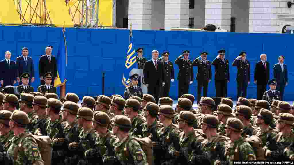 Виступ президента Петра Порошенка під час військового параду: &laquo;Найменше, чого хоче Росія, так це успішної України. Наче вона взагалі ніякої України не сприймає. І тому в кремлівських &laquo;лабораторіях&raquo; то &laquo;Новоросію&raquo; видумують, нещодавно проголосили &laquo;Малоросію&raquo;