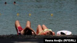 Serbiýada dynç alýan ýaşlar