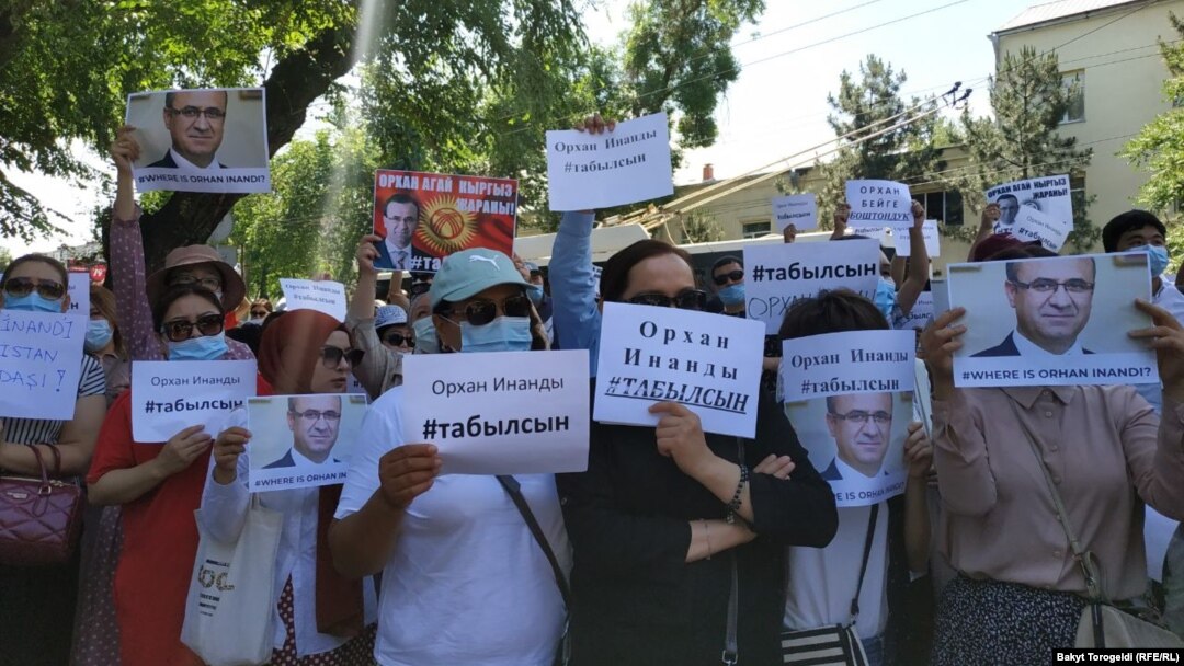 “Сапат” билим берүү мекемесинин президенти Орхан Инандыны табууну талап кылган жарандар Түркиянын Кыргызстандагы элчилигинин астында. 02.06.2021