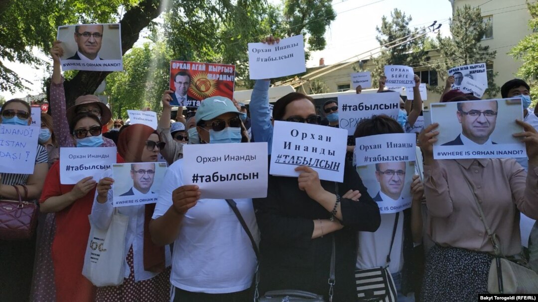 “Сапат” билим берүү мекемесинин президенти Орхан Инандыны табууну талап кылган жарандар Түркиянын Кыргызстандагы элчилигинин астында. 02.06.2021