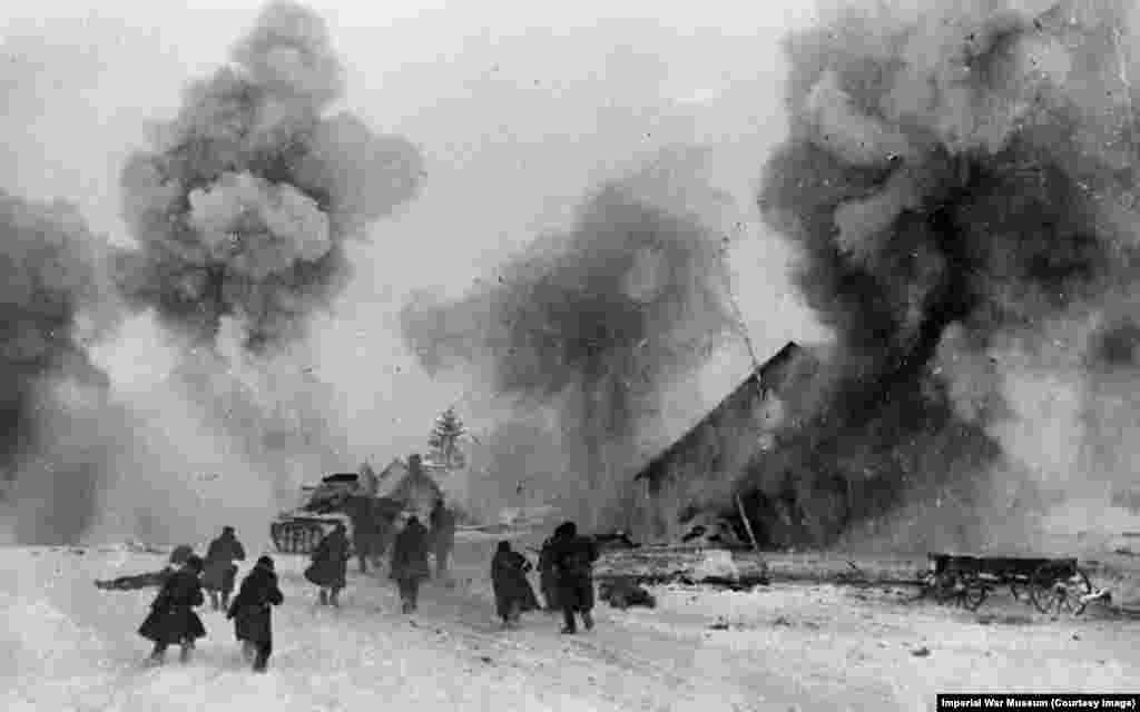 Soldații Armatei Roșii susținuți de un tanc T-34 avansează printr-un sat într-un contraatac major împotriva invadatorilor naziști. Deși mulți istorici văd toamna și iarna 1941-42 ca fiind începutul sfârșitului pentru invazia Hitler de către Uniunea Sovietică, suferința umană abia începea.