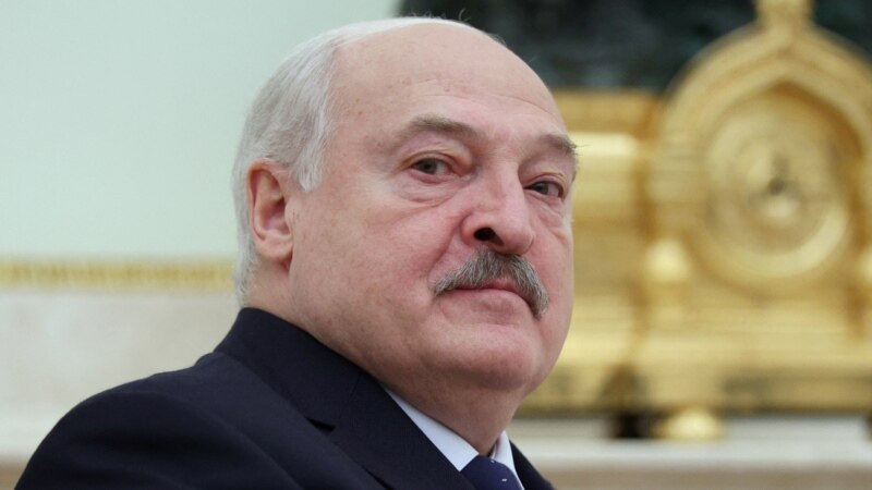 Lukashenko e quan “mashtrim të çmendur” mbylljen e kufirit nga Lituania