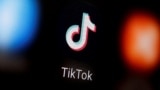 Adolescenții și copiii din România acceptă în număr noua provocare de pe TikTok prin care ajung la spital cu mâinile și picioarele frânte. 