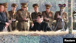 Архивска фотографија: Севернокорејскиот лидер Ким Џонг Ун набљудува воени вежби
