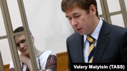 Надія Савченко (на другому плані) та її адвокат Ілля Новиков