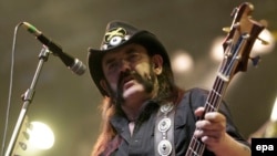 Lemi Kilmister na koncertu u Švajcarskoj jula 2010.