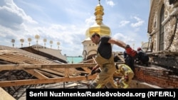 Украінскія ратаўнікі на даху Кіева-Пячэрскай лаўры