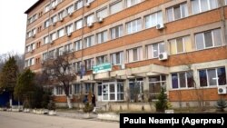 A román egészségügyi miniszter vizsgálatot rendelt el a Resita Megyei Sürgősségi Kórházban, miután magukra hagyott betegeket mutató képek jelentek meg.