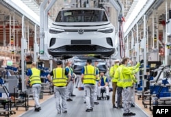 Працівники складають електромобіль Volkswagen на заводі в Емдені, Німеччина, 20 травня 2022 року