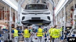 Linie de producție a modelului Volkswagen (VW) ID 4, la Emden, în Germania. Politica tarifară a lui Trump este un motiv de mare îngrijorare pentru VW și toți producători de mașini din UE.
