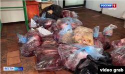 Cкріншот відео сюжету каналу «Россия 1»: пакети із зіпсованими продуктами у «Центрі допомоги військовослужбовцям» у Красноперекопському районі, 16 липня 2026 року