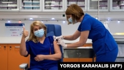Иллюстрация. Медсестра, работающая в отделении интенсивной терапии больницы, получает первую дозу вакцины Pfizer в Афинах, 27 декабря 2020 года