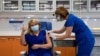 Egy állami kórház intenzív osztályán dolgozó nővért beoltanak a Pfizer-BioNTech Covid-19 vakcinájának első adagjával Athénban, 2020. december 27-én