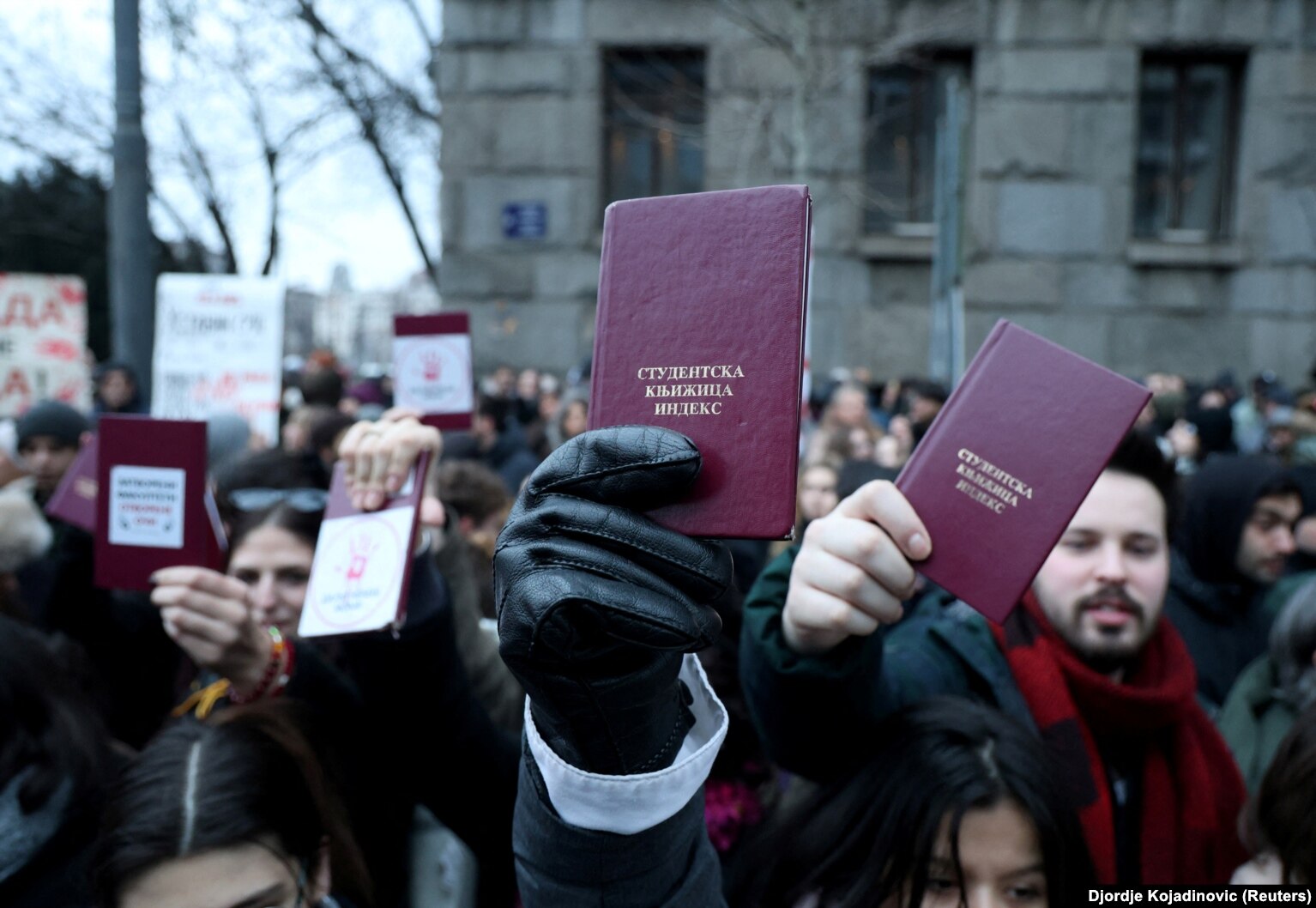 Mijëra studentë në protestën para Gjykatës Kushtetuese të Serbisë, më 12 janar 2025.