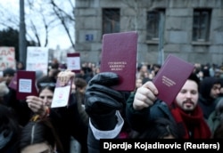 Mijëra studentë në protestën para Gjykatës Kushtetuese të Serbisë, më 12 janar 2025.
