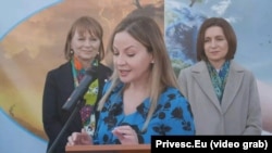 Împuternicitul cu Afaceri la Ambasada SUA în Republica Moldova, Daniela DiPierro (în centru), susține un discurs la evenimentul de lansare a complexului radioterapeutic de la Institutul Oncologic, Chișinău, 6 martie 2025.