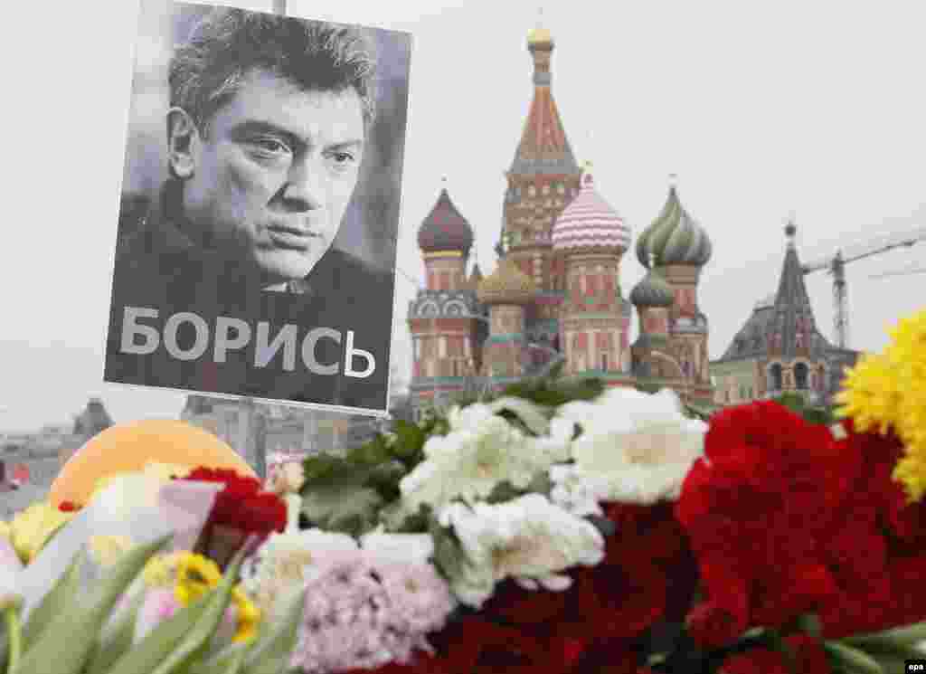 В конце февраля мировую общественность потрясло убийство российского оппозиционного политика Бориса Немцова. Он был застрелен на Большом Москворецком мосту 27 февраля.&nbsp;​Под стражей сейчас находятся пять возможных исполнителей убийства, однако настоящего заказчика следователи так и не нашли.