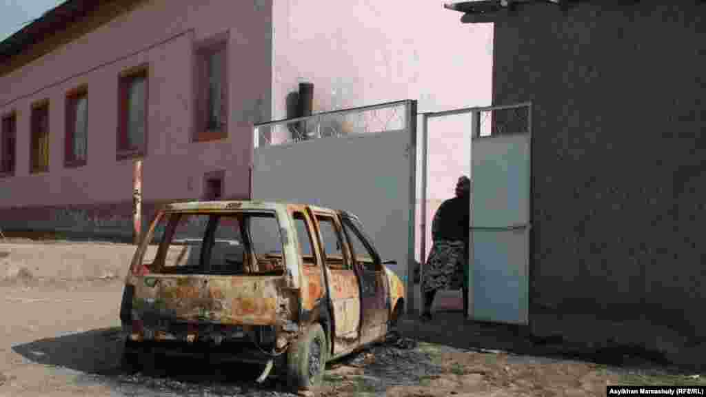 Автомобиль жительницы села Бостандык Марии Калжигитовой и разбитые окна дома. По ее словам, группа молодых людей подожгла машину и бросила огонь в дом, жильцам удалось потушить пожар.