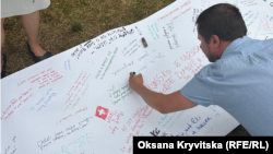 Участники акции оставляют подписи и надписи на символическом «счете российскому империализму». Надписи на чешском, в частности, такие: «Давайте вести себя как люди, а не как животные», «Больше не возвращайтесь», «Держимся» и другие