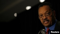 جکسون که چهره‌ای رسانه‌ای و کارکشته بود، از دهه‌ها پیش و از دوران پرآشوب جنبش حقوق مدنی دهه ۱۹۶۰، مدافع حقوق سیاه‌پوستان آمریکا و دیگر جوامع به‌حاشیه‌رانده‌شده بود