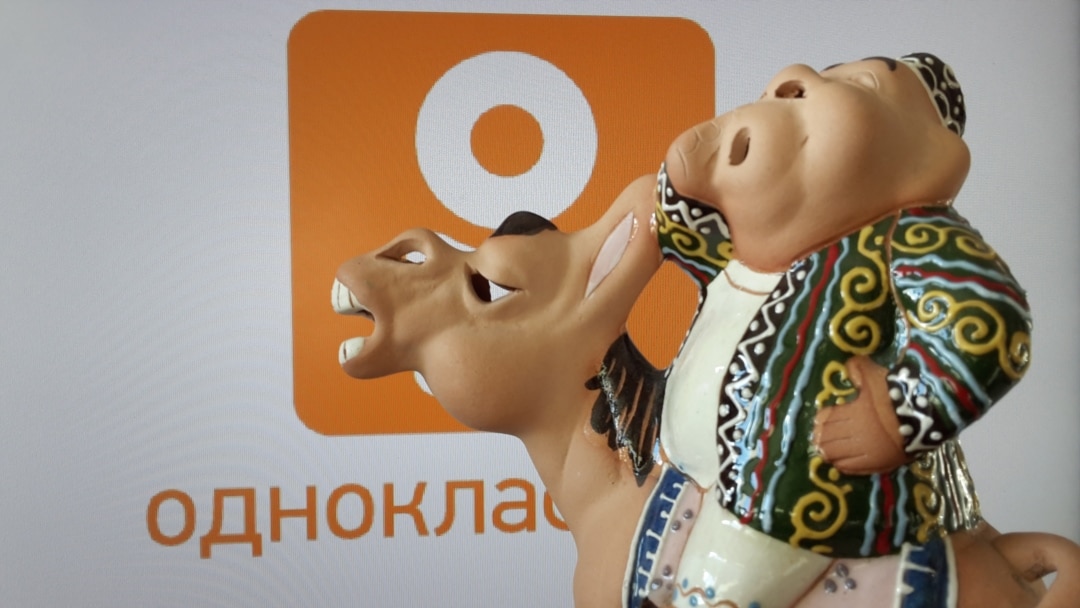 Yalangoch Kovalevskaya Paypoqli kaltak ikki biseksual yigit bilan jinsiy aloqa qilishdan zavqlanadi