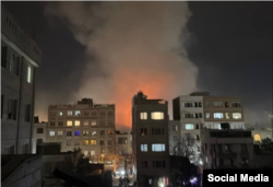 Огън и дим се издигат над мястото на експлоадирала бомба в Техеран, 9 март 2026 г.