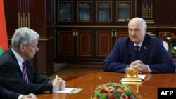 Aleksandr Lukaşenko Con Koulu qəbul edir.