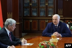 Джон Коўл (зьлева) на перамовах з Лукашэнкам у Менску. Сакавік 2026 году