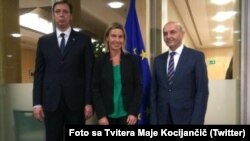 Kryeministri serb, Aleksandar Vuciq (majtas), përfaqësuesja e lartë e BE-së, Federica Mogherini dhe kryeministri i Kosovës, Isa Mustafa, Bruksel, 13 tetor 2015 