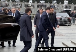 ივანიშვილი ილია მეორეს დაკრძალვაზე, კადრში ჩანს გიორგი ბახუაშვილი.