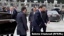 ბიძინა ივანიშვილი მეუღლესთან ერთად დაცვის თანხლებით მივიდა სამების საკათედრო ტაძარში